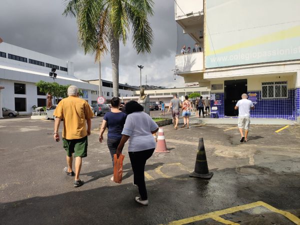 Movimentação tranquila no colégio Passionistas, em Jardim América, Cariacica, onde vota o candidato demista. por Isabella Arruda