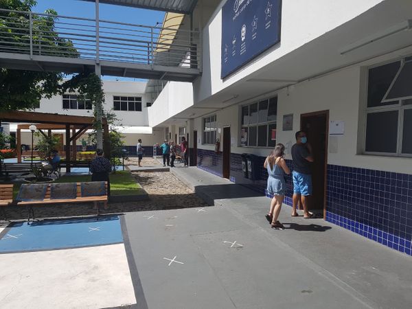 Movimento tranquilo e de filas pequenas em uma faculdade no bairro Santa Lúcia, em Vitória. 