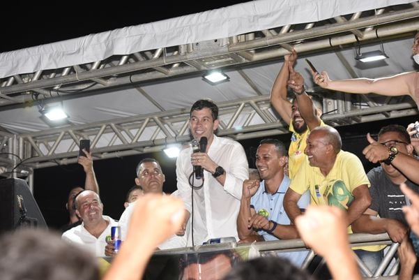 No bairro Parque das Gaivotas, em Vila Velha, Arnaldinho Borgo comemora sua vitória no segundo da eleição para o cargo de prefeito da cidade canela verde derrotado para reeleição 