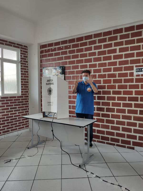 O candidato a prefeito de Cariacica, Euclério Sampaio (DEM), chegou pontualmente às 9h à escola Passionistas, no bairro Jardim América. por Isabella Arruda