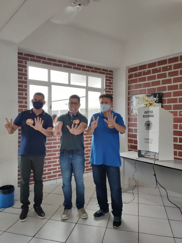 O candidato a prefeito de Cariacica, Euclério Sampaio (DEM), estava acompanhado do deputado Marcelo Santos e de Gilson Daniel, prefeito de Viana.