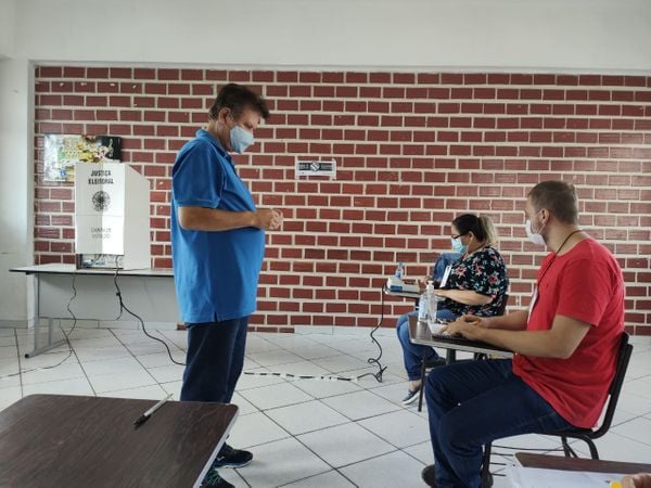 O candidato a prefeito de Cariacica, Euclério Sampaio (DEM) votando na escola Passionistas, no bairro Jardim América. por Isabella Arruda