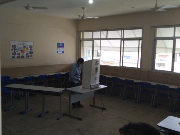 Sérgio Vidigal (PDT) em seção eleitoral.  por Elis Carvalho 