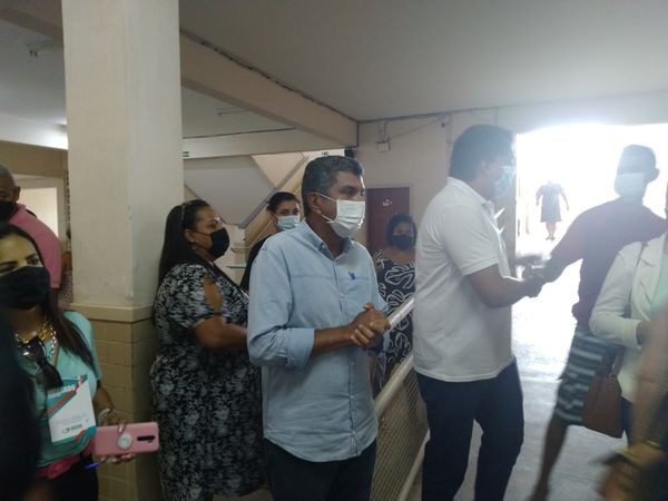 Sérgio Vidigal (PDT) votou por volta das 10h da manhã.  por Elis Carvalho 