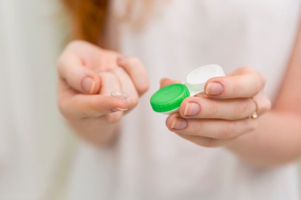  A lente de contato rígida é diferente da lente gelatinosa
