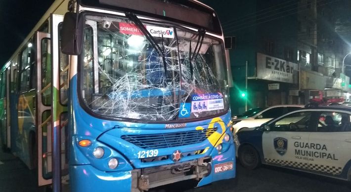 A mulher, que teve a perna quebrada, está com Covid-19, segundo a Guarda Municipal de Vila Velha. A batida aconteceu no início da noite desta segunda (30), no cruzamento da Avenida Senador Robert Kennedy