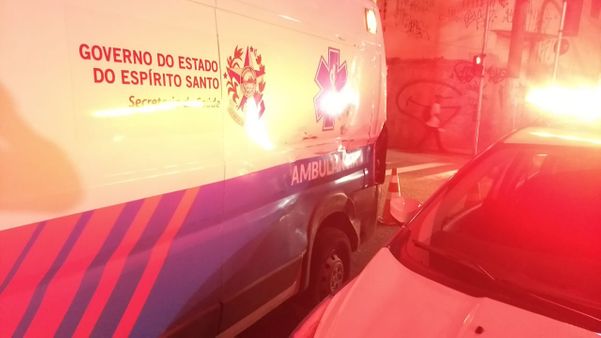 Acidente entre ônibus e ambulância deixa duas pessoas feridas em Vila Velha