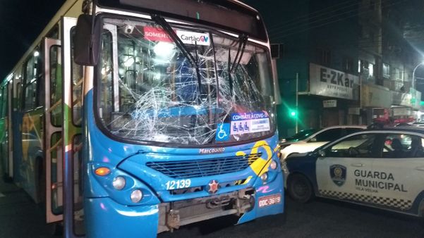 Acidente entre ônibus e ambulância deixa duas pessoas feridas em Vila Velha