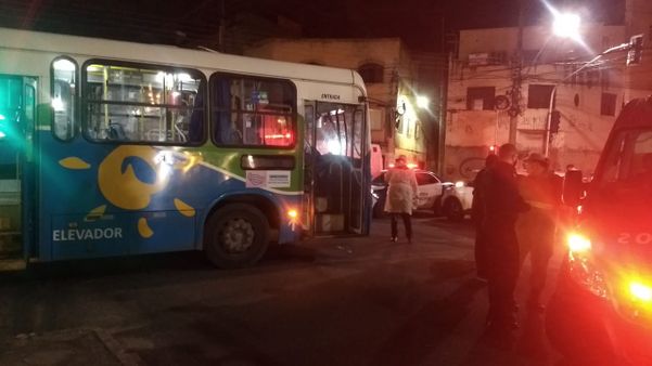 Acidente entre ônibus e ambulância deixa duas pessoas feridas em Vila Velha