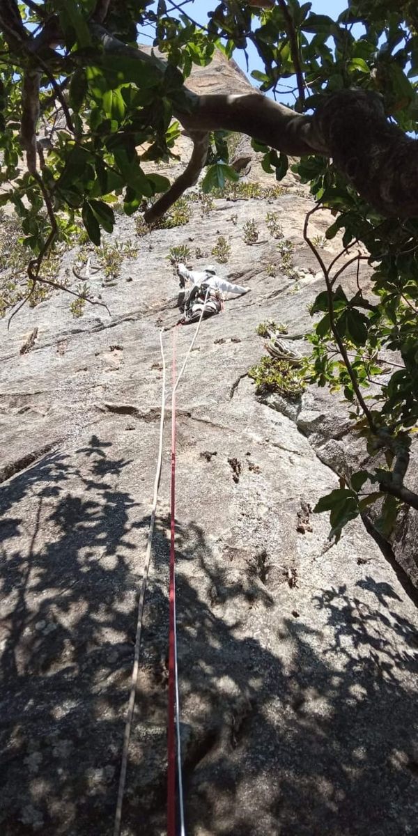 Cachoeirense coloca refletor no topo do Pico do Itabira e chama atenção da cidade toda por Ezequiel Vieira