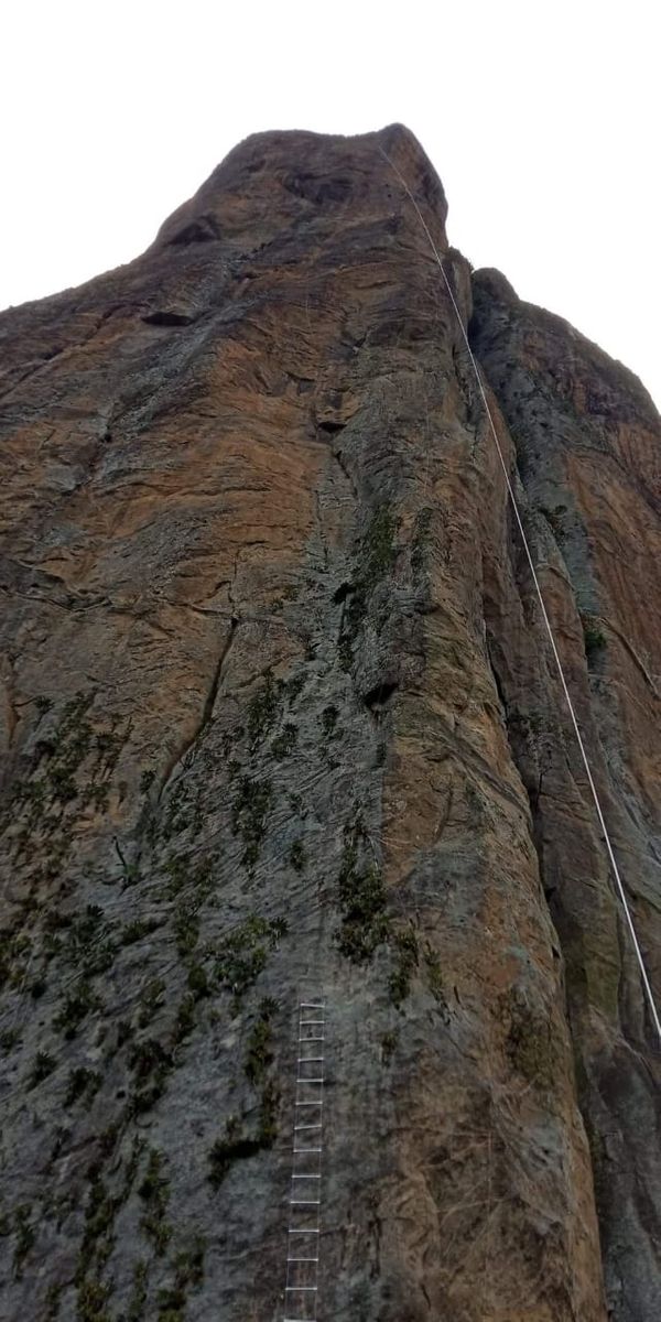 Cachoeirense coloca refletor no topo do Pico do Itabira e chama atenção da cidade toda por Ezequiel Vieira
