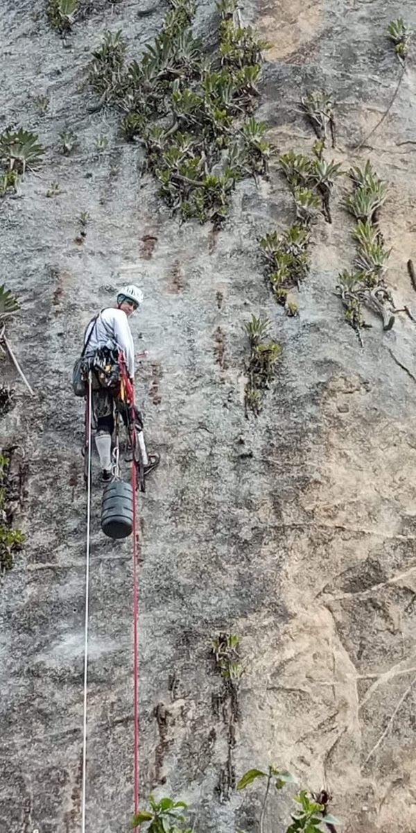 Cachoeirense coloca refletor no topo do Pico do Itabira e chama atenção da cidade toda por Ezequiel Vieira