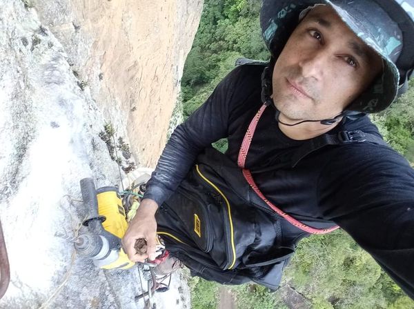 Cachoeirense coloca refletor no topo do Pico do Itabira e chama atenção da cidade toda por Ezequiel Vieira