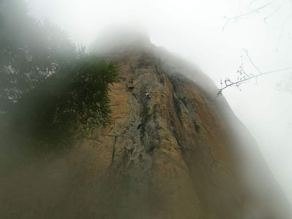 Cachoeirense coloca refletor no topo do Pico do Itabira e chama atenção da cidade toda por Ezequiel Vieira