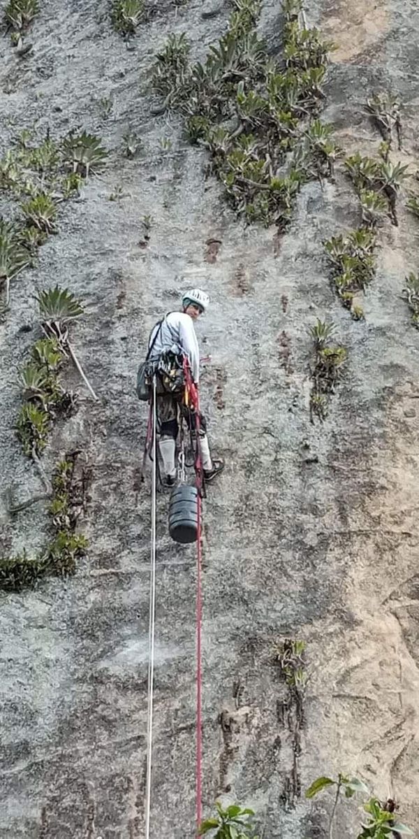 Cachoeirense coloca refletor no topo do Pico do Itabira e chama atenção da cidade toda por Ezequiel Vieira