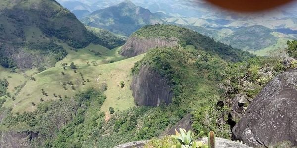 Cachoeirense coloca refletor no topo do Pico do Itabira e chama atenção da cidade toda por Ezequiel Vieira
