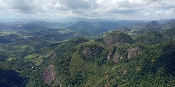 Cachoeirense coloca refletor no topo do Pico do Itabira e chama atenção da cidade toda por Ezequiel Vieira