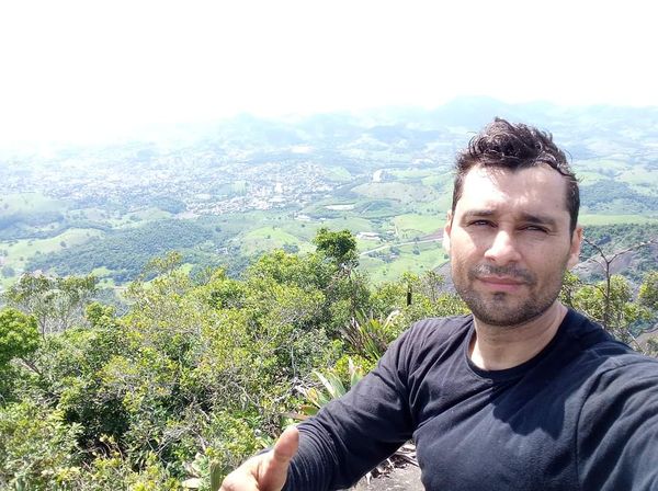 Cachoeirense coloca refletor no topo do Pico do Itabira e chama atenção da cidade toda por Ezequiel Vieira