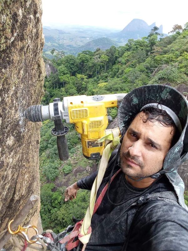 Cachoeirense coloca refletor no topo do Pico do Itabira e chama atenção da cidade toda por Ezequiel Vieira