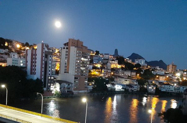 A luz, que vai ficar até o fim deste ano, gerou curiosidade em todos os moradores.
