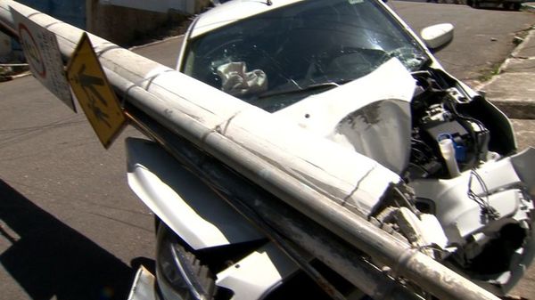 Carro atinge poste em Vila Velha