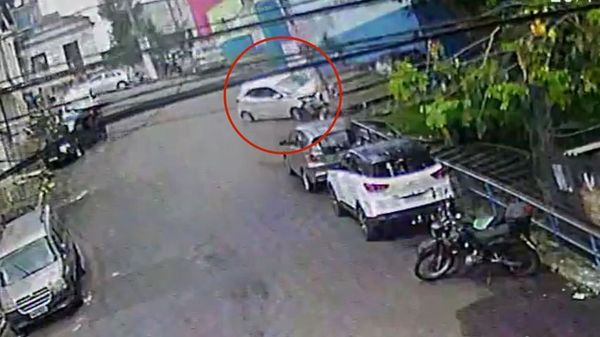 Carro atinge poste em Vila Velha