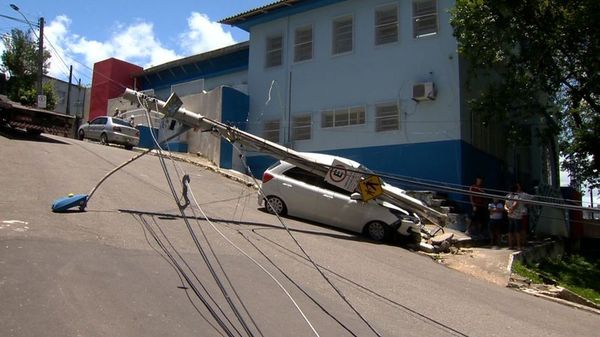 Carro atinge poste em Vila Velha