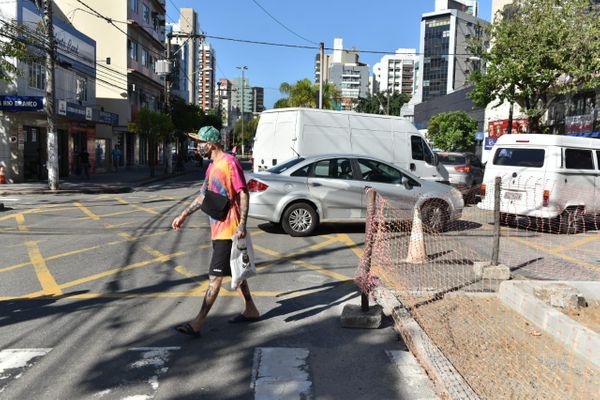 Construção de ciclovia deixa trânsito lento em Santa Lúcia, Vitória por Fernando Madeira