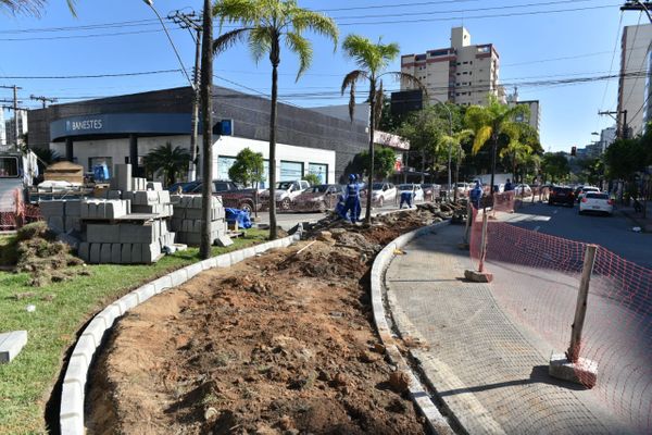 Construção de ciclovia deixa trânsito lento em Santa Lúcia, Vitória por Fernando Madeira