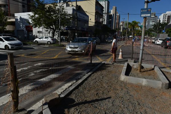 Construção de ciclovia deixa trânsito lento em Santa Lúcia, Vitória por Fernando Madeira