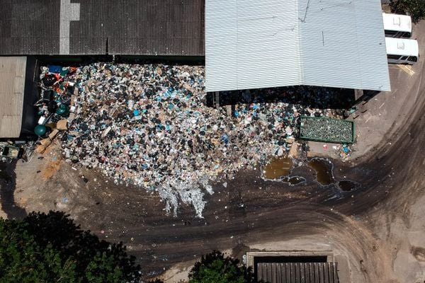 Lixo acumulado na unidade de Transbordo em Resistência após greve dos motoristas de caminhão de limpeza por Vitor Jubini