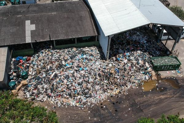Lixo acumulado na unidade de Transbordo em Resistência após greve dos motoristas de caminhão de limpeza por Vitor Jubini