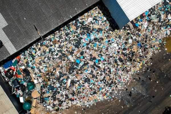 Lixo acumulado na unidade de Transbordo em Resistência após greve dos motoristas de caminhão de limpeza por Vitor Jubini