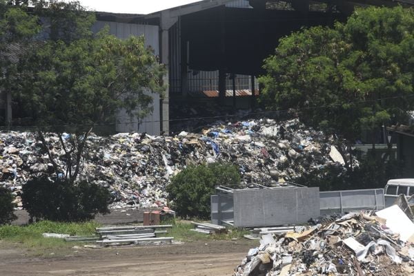 Lixo acumulado na unidade de Transbordo em Resistência após greve dos motoristas de caminhão de limpeza por Vitor Jubini