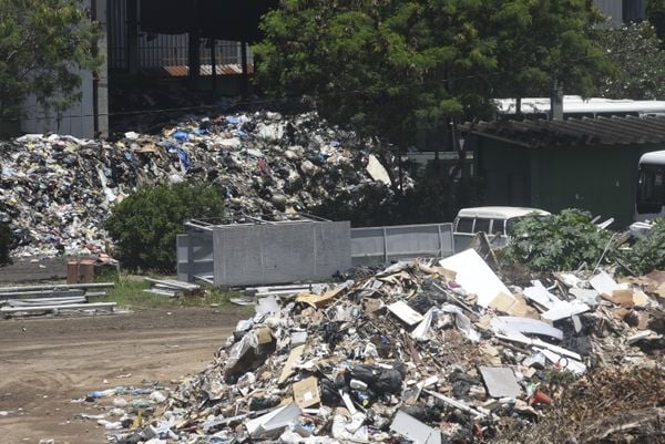 Lixo acumulado na unidade de Transbordo em Resistência após greve dos motoristas de caminhão de limpeza por Vitor Jubini