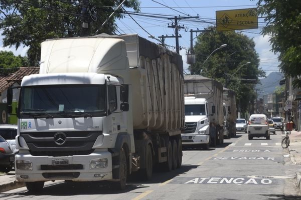 Caminhões impedidos de entrar na unidade de transbordo para retirar o lixo por Vitor Jubini