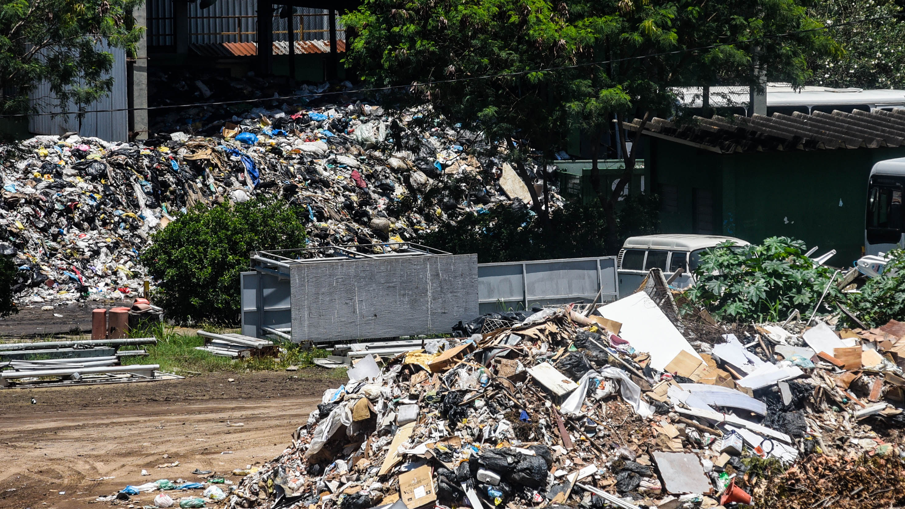 Lixo acumulado na unidade de Transbordo em Resistência após greve dos motoristas de caminhão de limpeza
