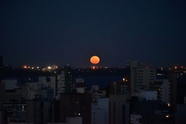 Registros do fotógrafo de A Gazeta, Fernando Madeira, mostram a lua cheia vista do Monte Hoerebe, em Santa Lúcia, Vitória, na noite desta segunda-feira (30)