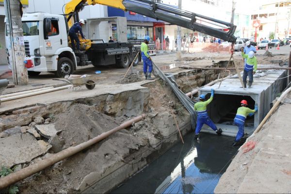 O trecho da Avenida Expedito Garcia encontra-se em obras para aplicação de asfalto