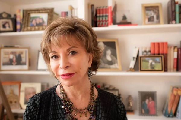 Para Isabel Allende, direitos das mulheres que vieram com tanta luta podem ser perdidos em um instante