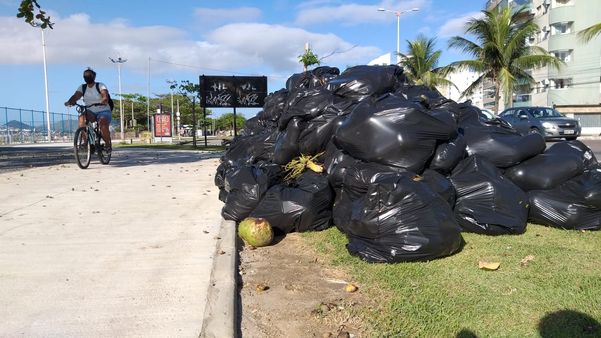 Sacos de lixo acumulados na Praia de Camburi, em Vitória