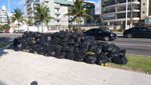 Sacos de lixo acumulados na Praia de Camburi, em Vitória