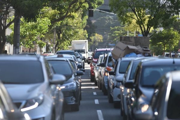 Trânsito apresenta lentidão na Avenida Rio Branco, em Vitória