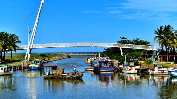 Vídeos enviados para A Gazeta mostram diversas pessoas pulando da Ponte Encontro das Águas pouco antes da ocorrência,  neste sábado (22); ação, segundo a prefeitura, não é recomendada