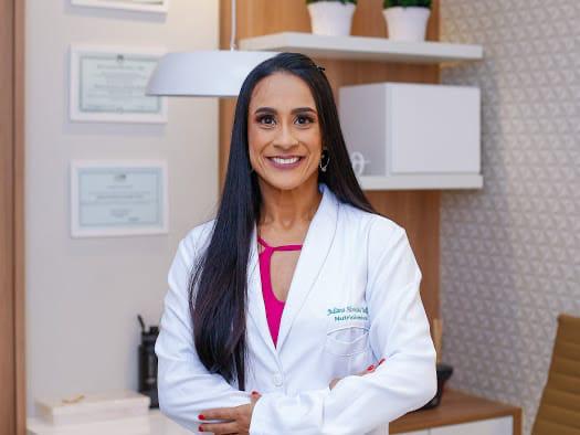 Juliana Tinelli, 42, é nutricionista e chama atenção para o consumo exagerado de energéticos