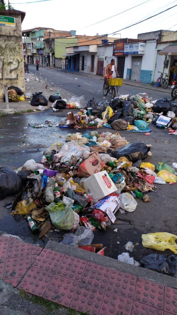 Lixo na Rua das Avencas, em Feu Rosa, na Serra