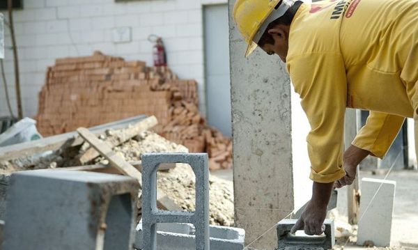 Trabalhador da construção civil, setor que foi afetado pela crise econômica nos últimos anos