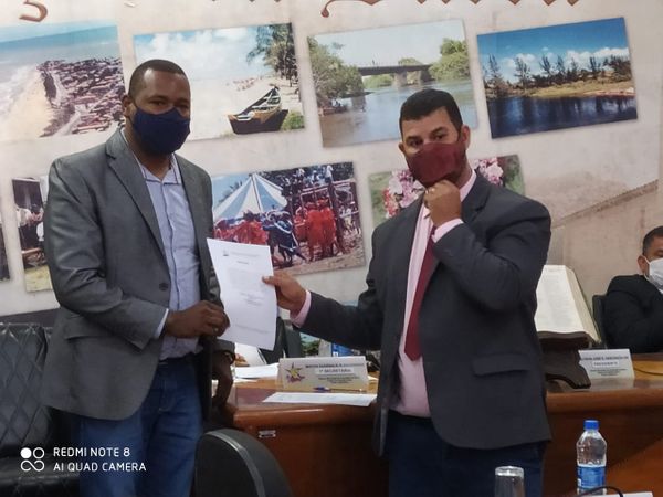 Vice-prefeito de Conceição da Barra tomando posse. Ao lado dele, o presidente da Câmara Municipal e prefeito eleito Mateusinho (PTB)