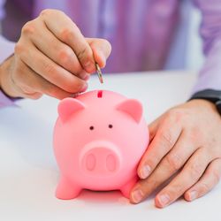 Com rendimento limitado e novas opções disponíveis, a tradicional poupança deixou de ser a única escolha para quem precisa manter dinheiro disponível