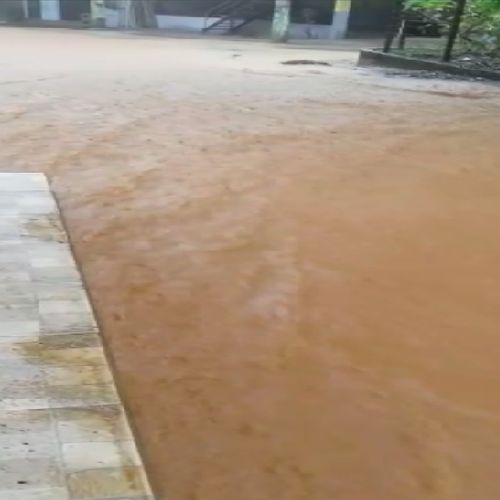 Em Alfredo Chaves, após as ruas de uma localidade ficarem alagadas, o calçamento de uma delas se desprendeu com a força da água